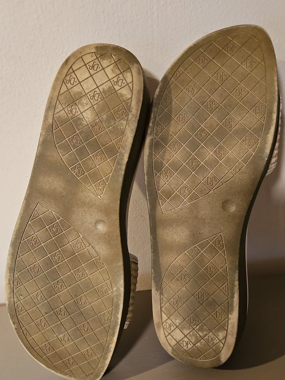 DONALD PLINER WHITE FARRAH SLIDE SANDALS SZ 8